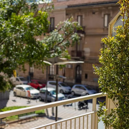 Umberto 303 Pensión Catania